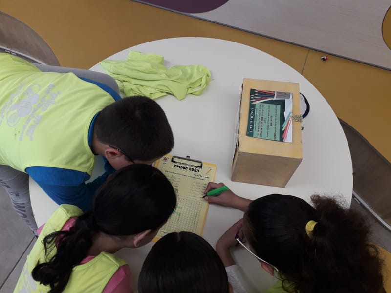 קופסאות בריחה וחידון שלטים