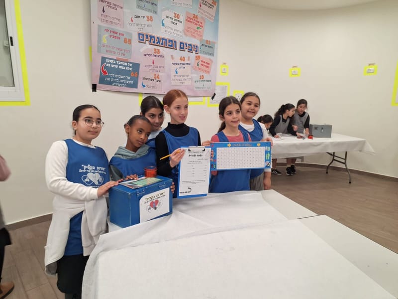 קופסאות בריחה, עיצוב תיק ספר וחידון שלטים