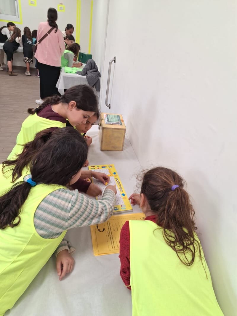 קופסאות בריחה, עיצוב תיק ספר וחידון שלטים