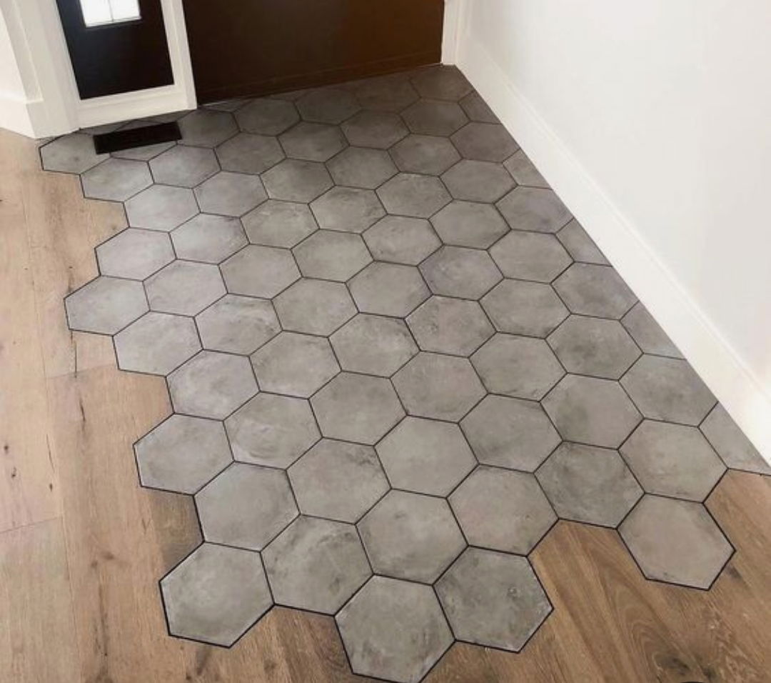 Előszoba design burkolatváltás hexagon csempével