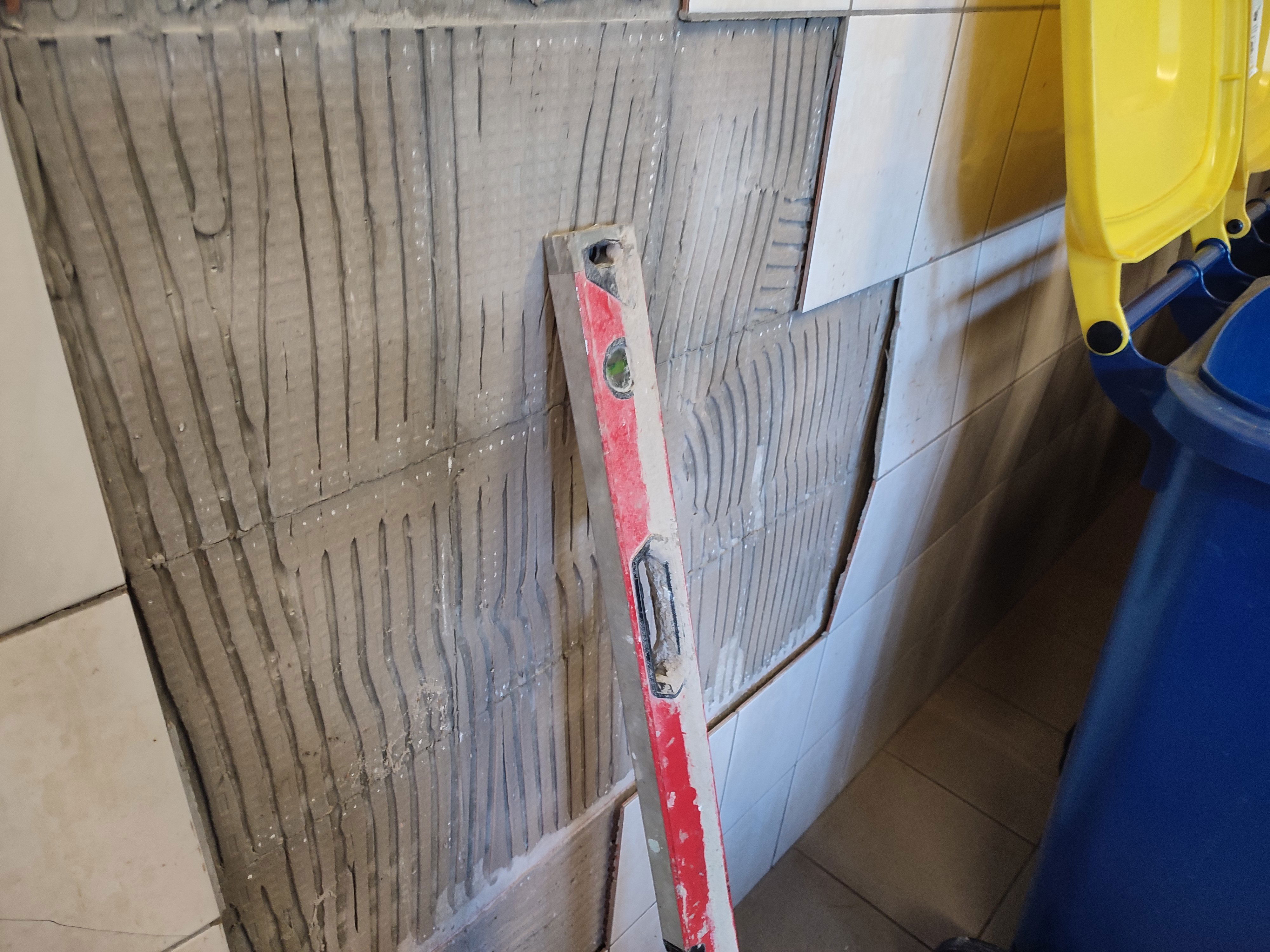 lepotyogó falicsempe társasházi kukatárolóban Budapest 15 kerület