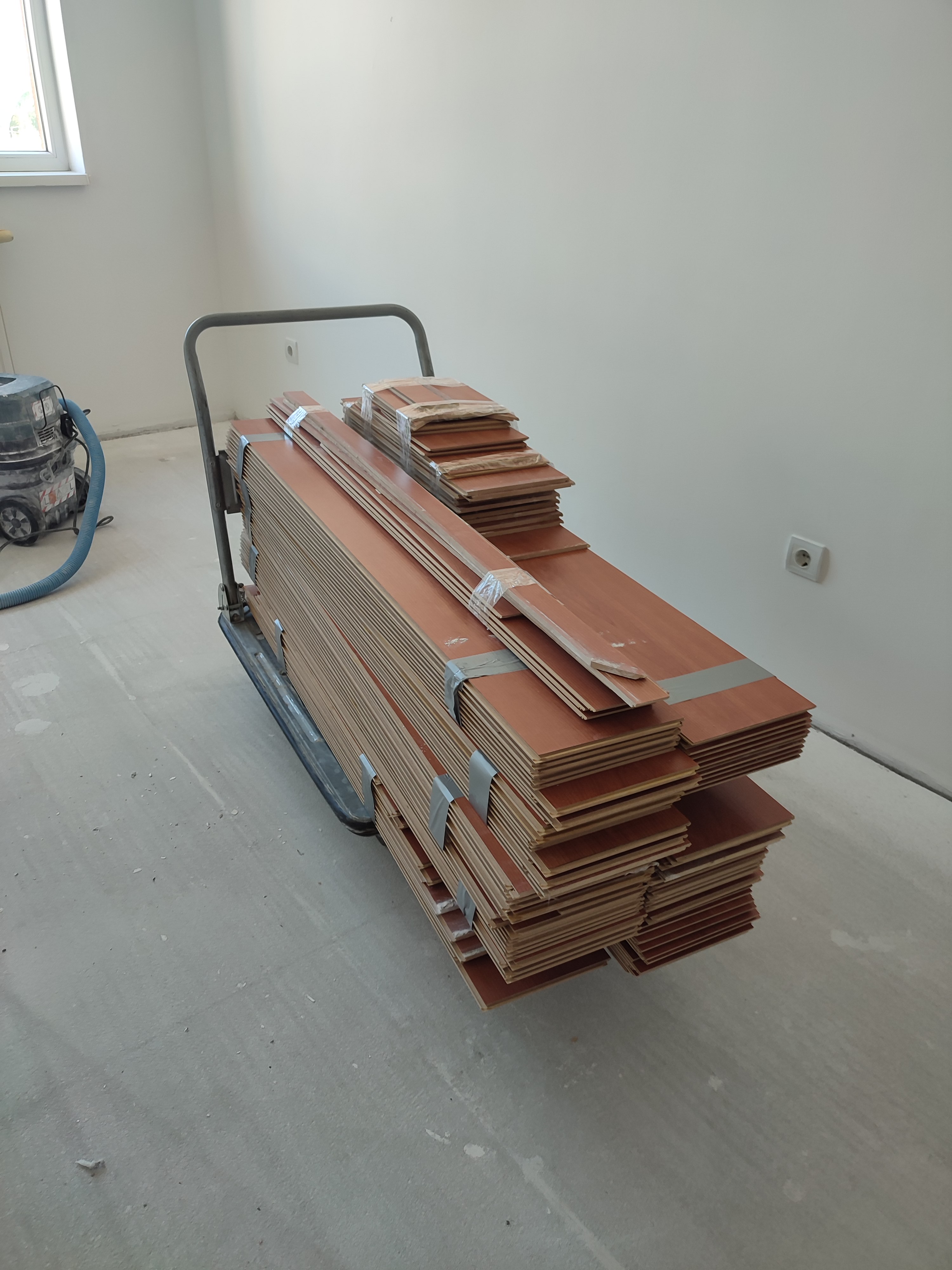 A felbontott régi laminált padló összekötegelve elszállításra kerül