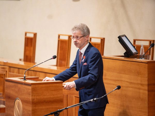 Senat wählt Miloš Vystrčil erneut zum Präsidenten