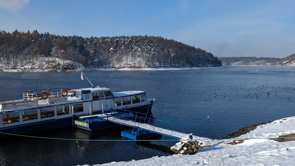 Winterfahrten auf dem Stausee von Dalešice