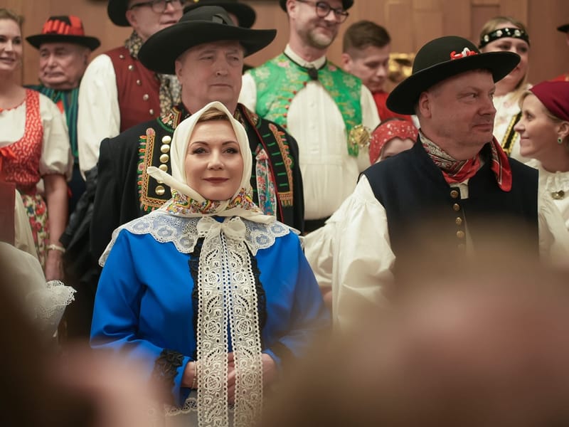 Parlamentarismus einmal anders - Abgeordnete begingen den "Tag der Volkstrachten"