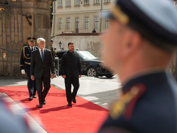 Regierung und Präsident sichern der Ukraine weitere militärische Unterstützung zu