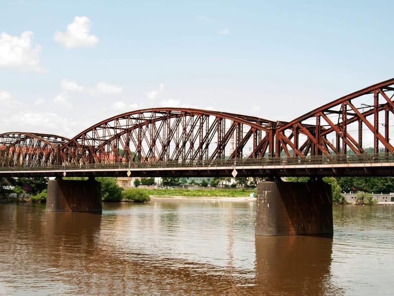 UNESCO warnt Prag vor Abriss der historischen Eisenbahnbrücke über die Moldau