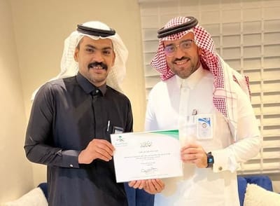 تكريم المدير الإداري من قبل الشؤون الصحية