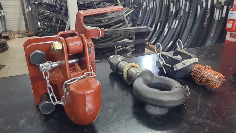 Ojales y enganches para camiones