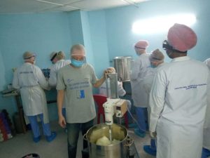 The president of ANAT visiting a sunscreen production factory