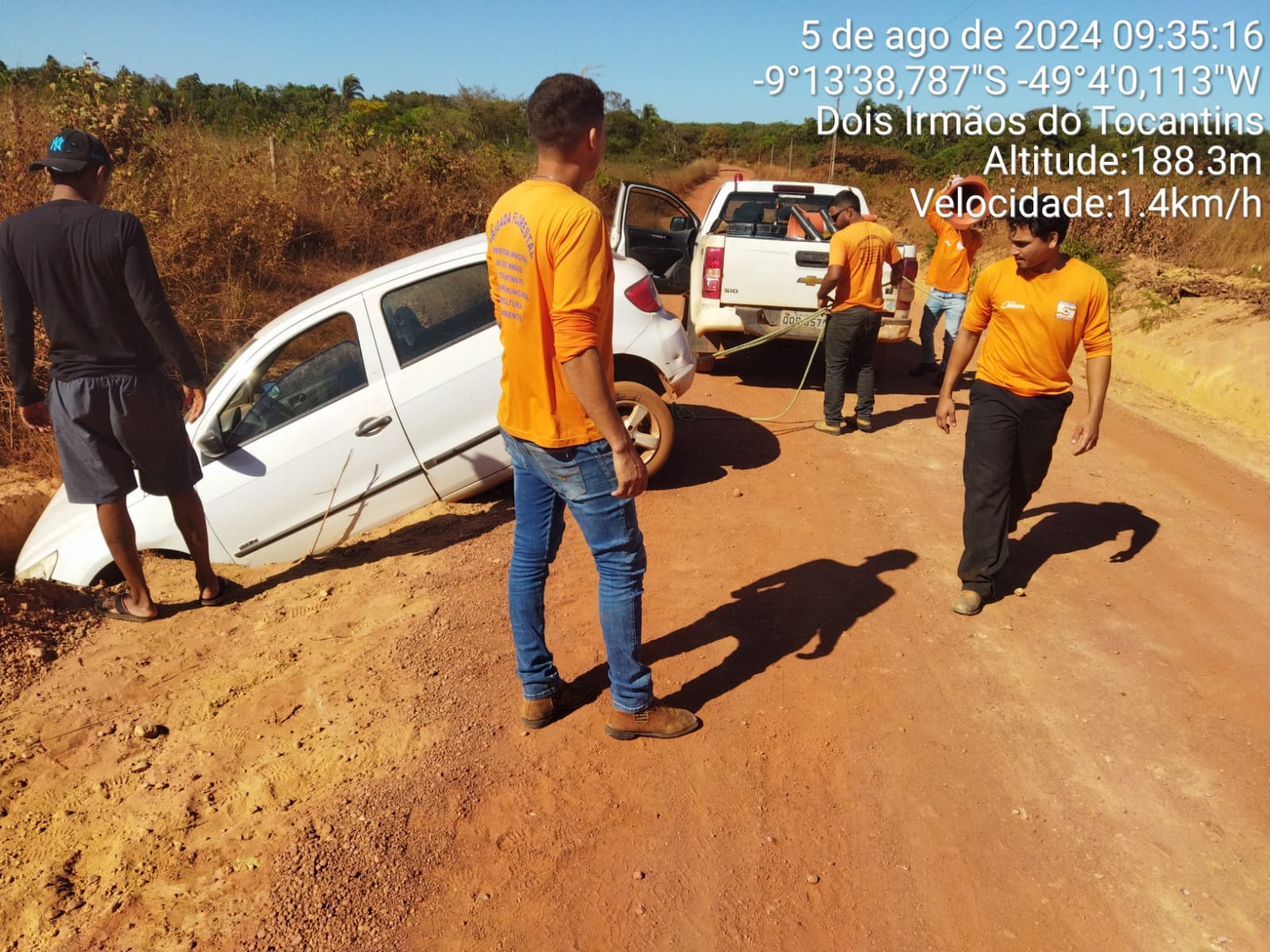 Brigada Ambiental de Dois Irmãos do Tocantins participa de operação de resgate de veiculo em estrada de chão