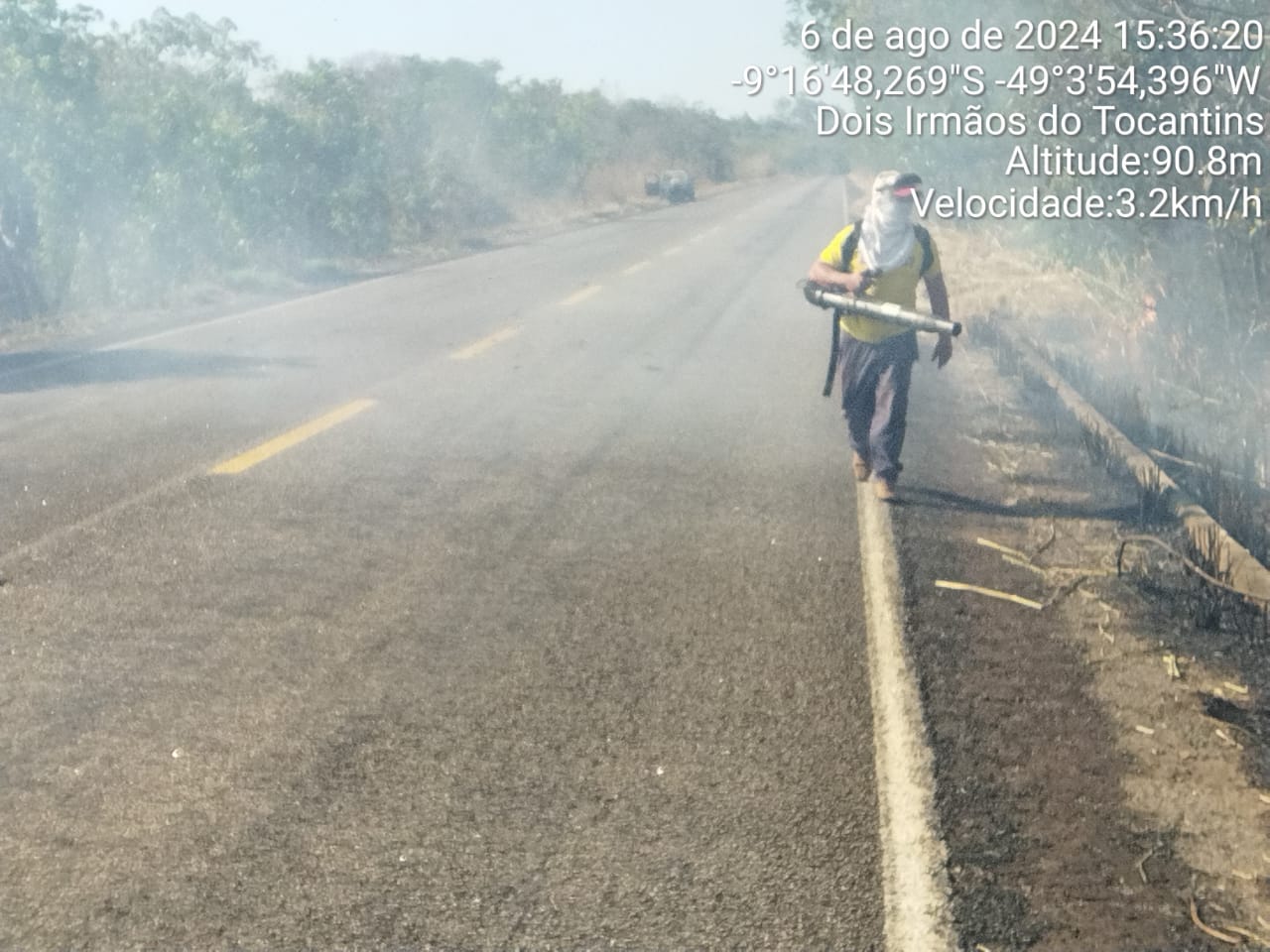 Brigada Ambiental de Dois Irmãos do Tocantins combate incêndio as margens da TO-164