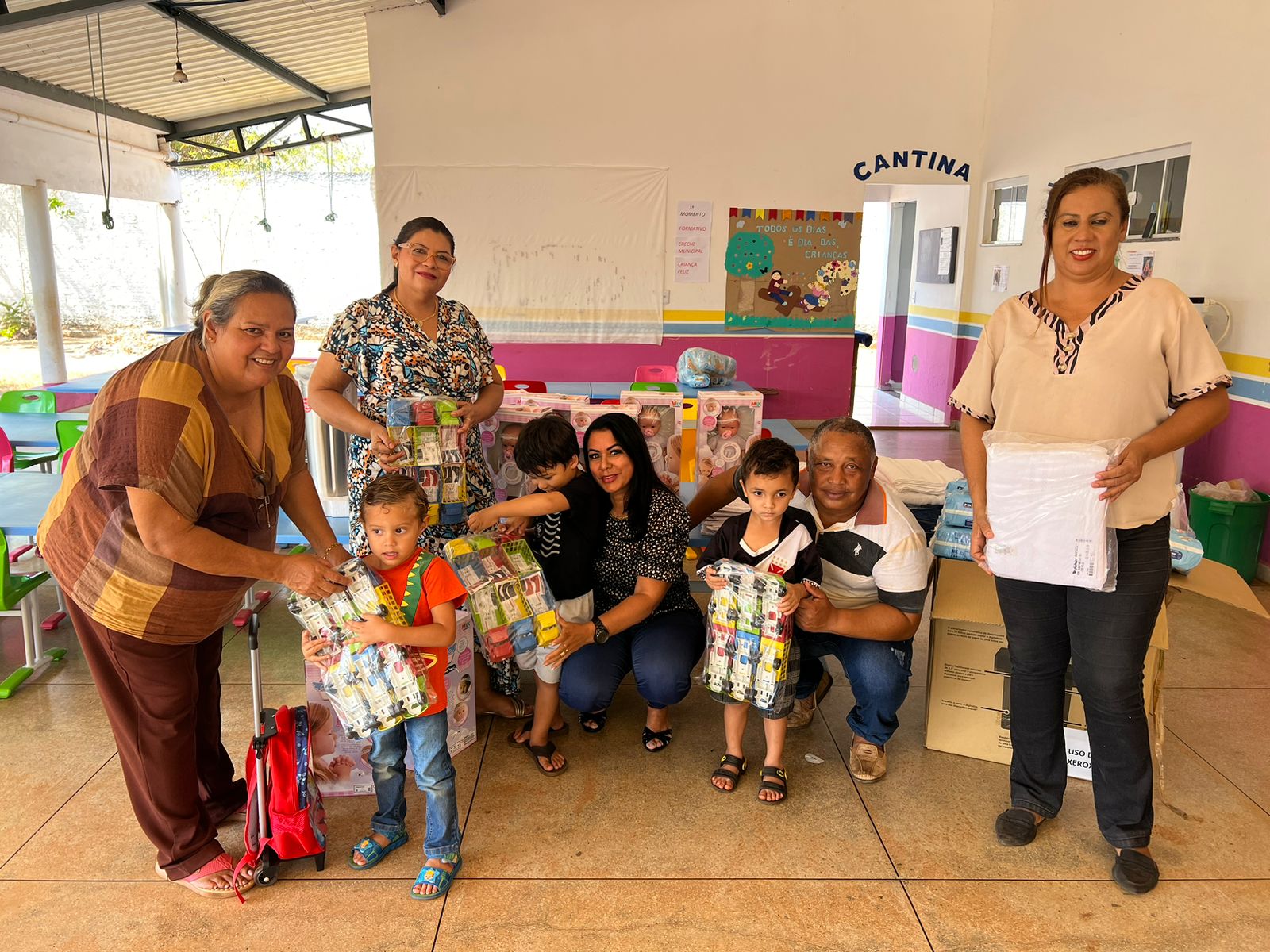 Prefeita Ildislene Santana e secretário Deusivan entregam brinquedos e um Fogão em unidades escolares de Caseara