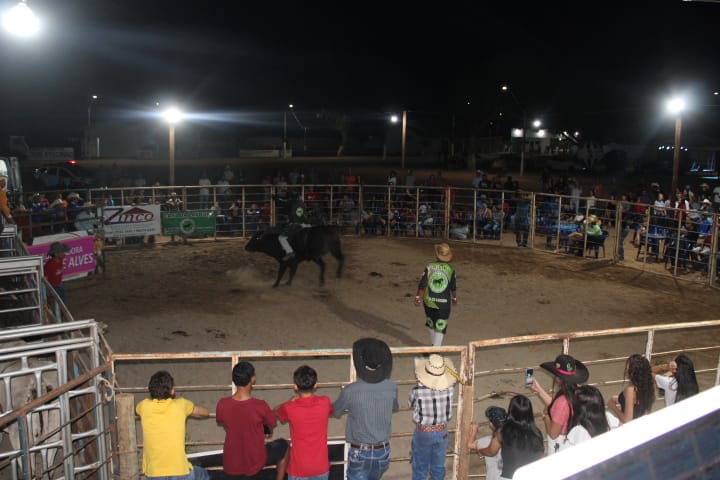 Rodeio dos Amigos em Divinópolis teve montarias, participação das Garotas Expoagro narração de Nilmar Rodrigues e apresentação de Lucas Vaqueiros