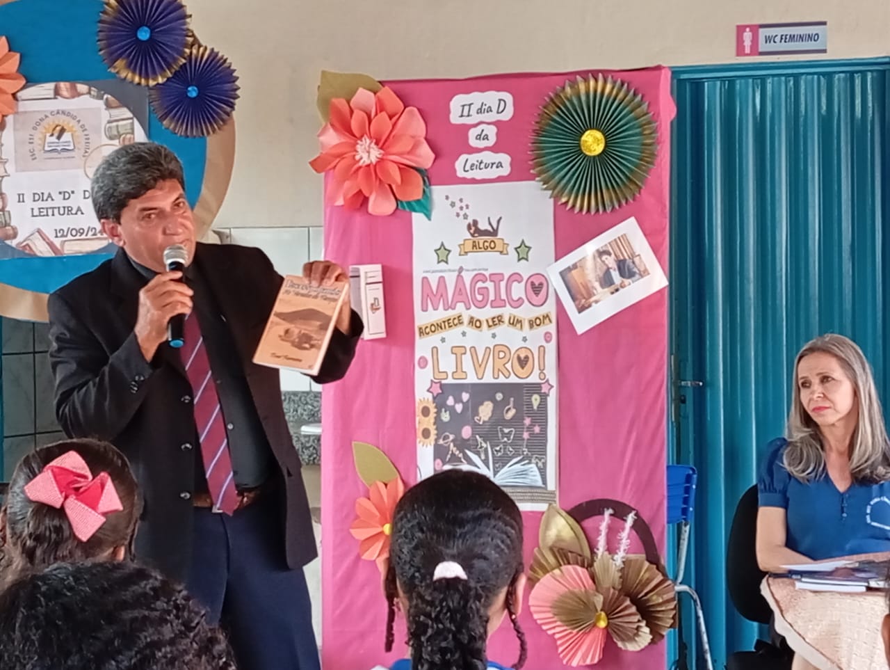 Escritor Toni Ferreira participou  do Dia D da Leitura, na Escola Dona Cândida de Freitas, em Divinópolis do Tocantins