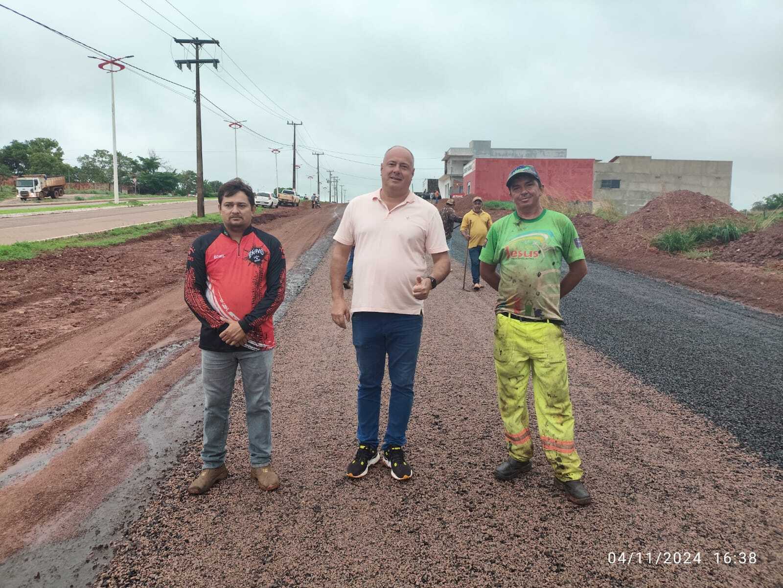 Prefeito Flavão acompanha chegada da Pavimentação Asfáltica na Avenida Messias dos Santos em Divinópolis do Tocantins