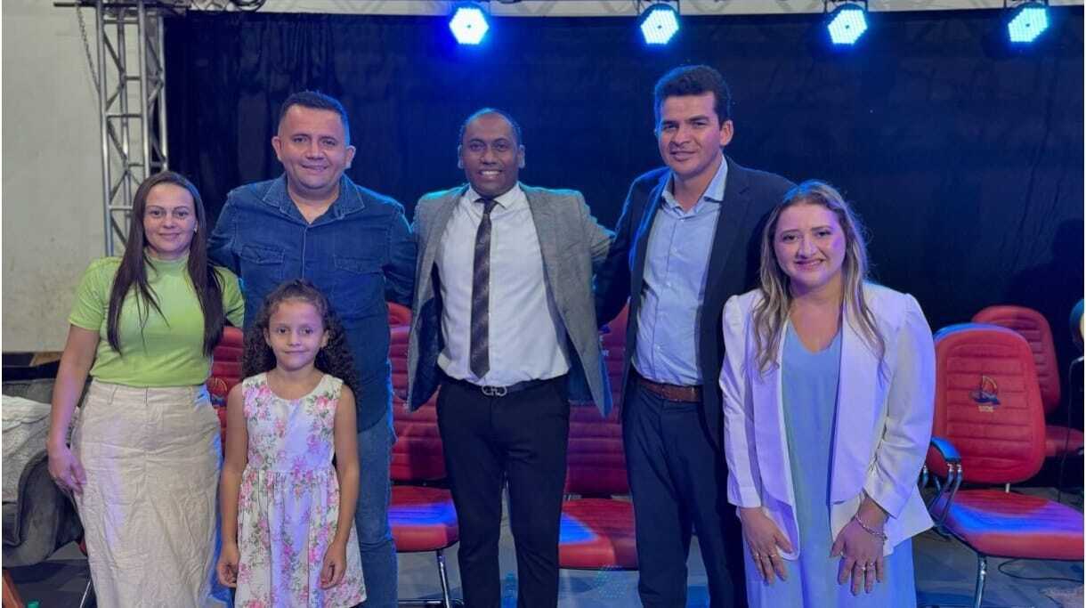 Vereadora Irmã Karol Participa de Culto de Ação de Graças pela Reeleição do Prefeito Geciran Saraiva em Dois Irmãos do Tocantins