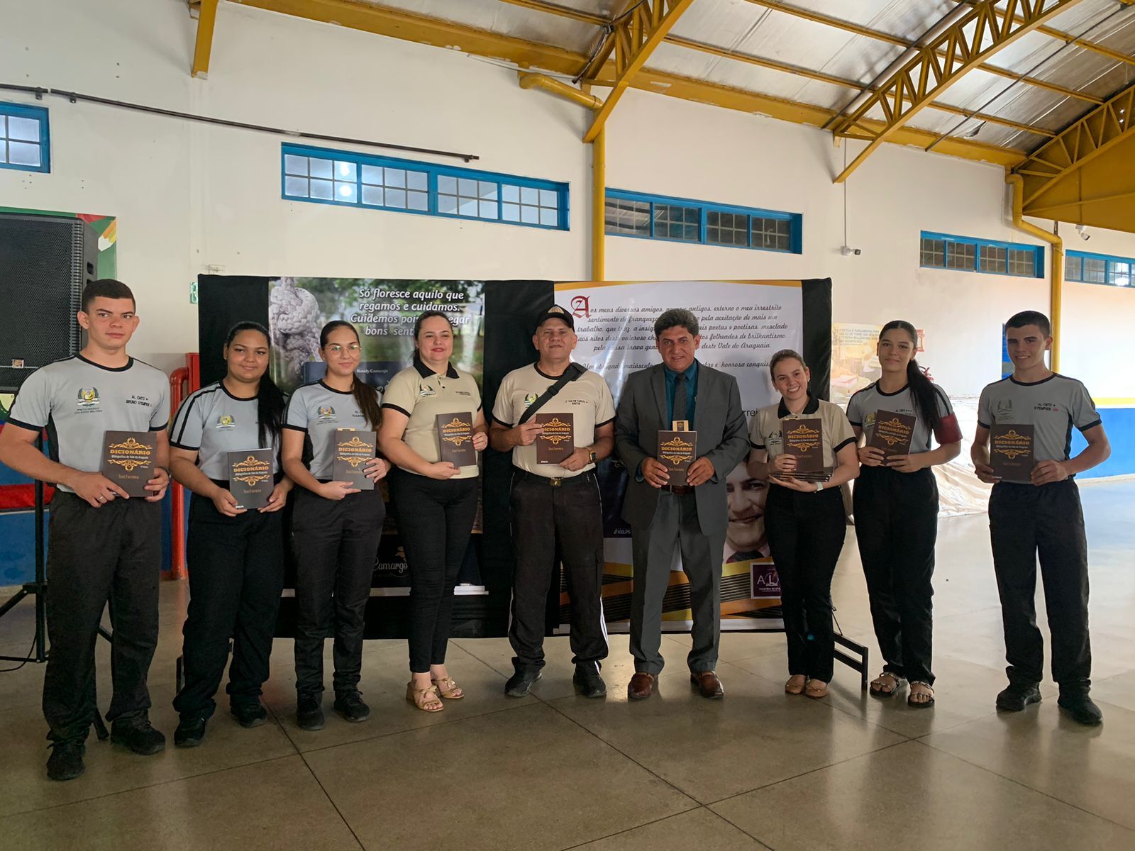 Escritor paraisense, Toni Ferreira, lança o Dicionário Bibliográfico do Vale do Araguaia, com presença de alunos divinopolitanos, em Paraíso