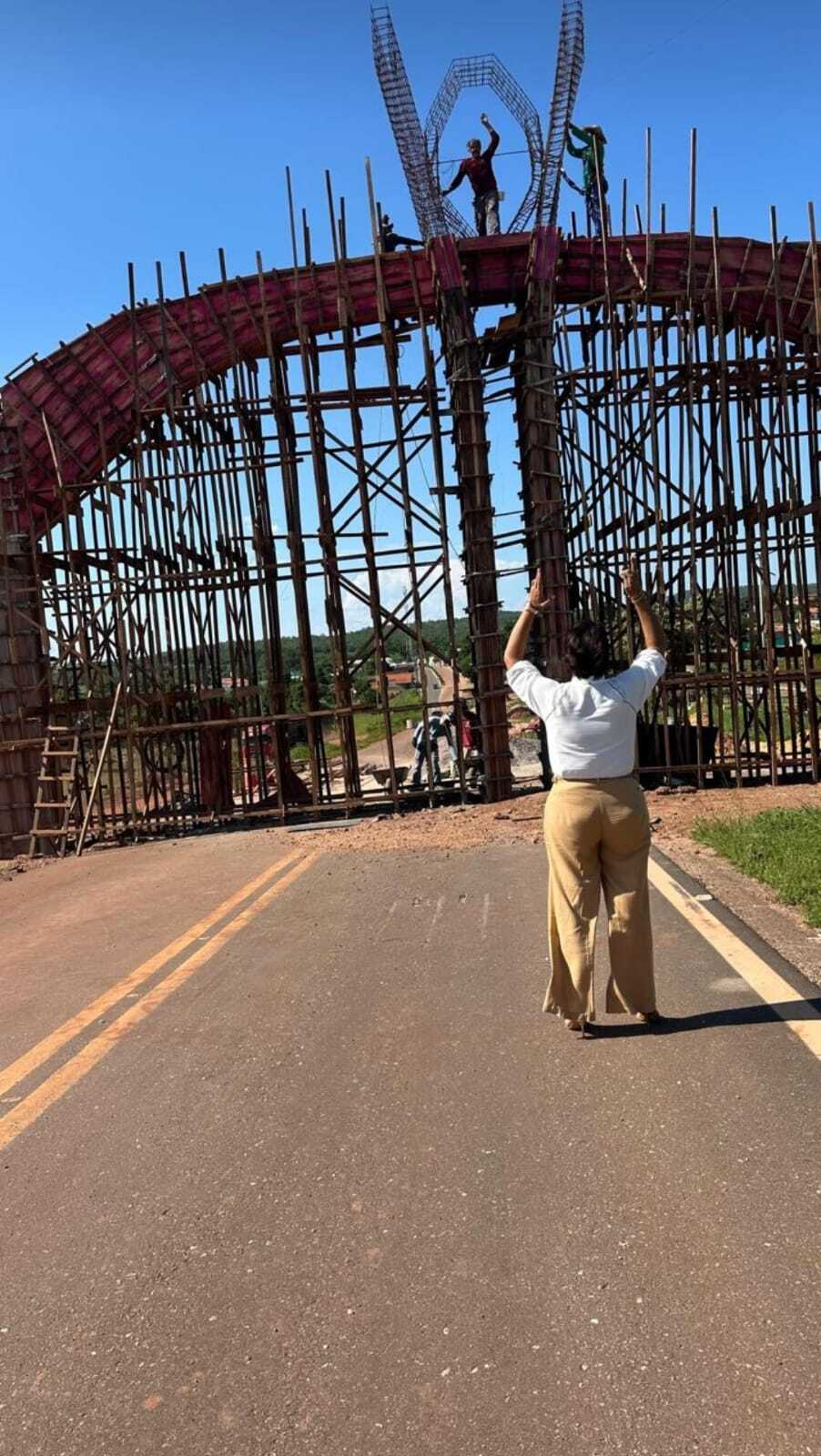 Enfermeira Nezita visita canteiro de obras do pórtico de Monte Santo do Tocantins