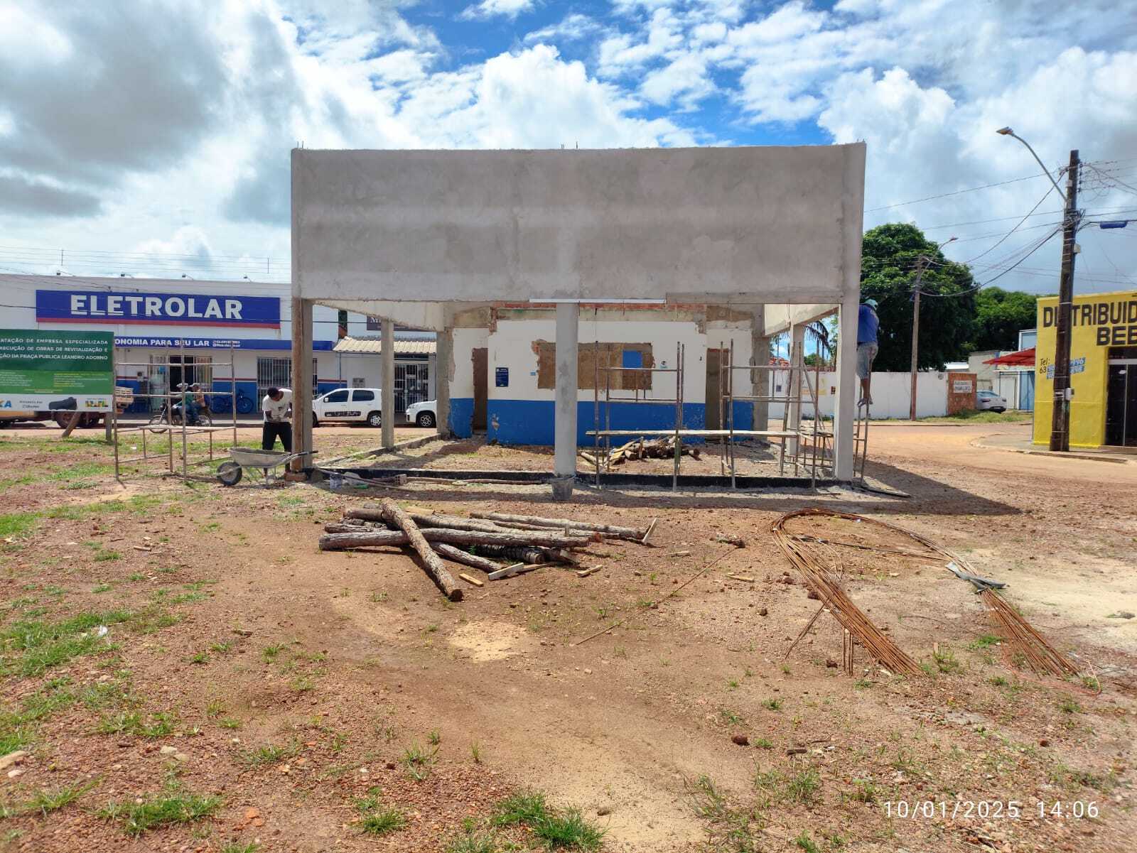Empreiteira segue reconstruindo Praça Leandro Adorno em Divinópolis do Tocantins