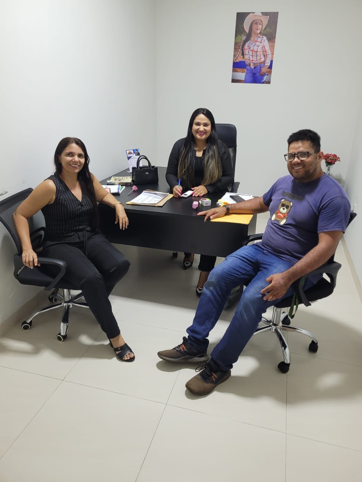 Vereadora Paula Gil recebe suplentes de vereadores Iraildes e Joilton para troca de experiências políticas em Divinópolis do Tocantins