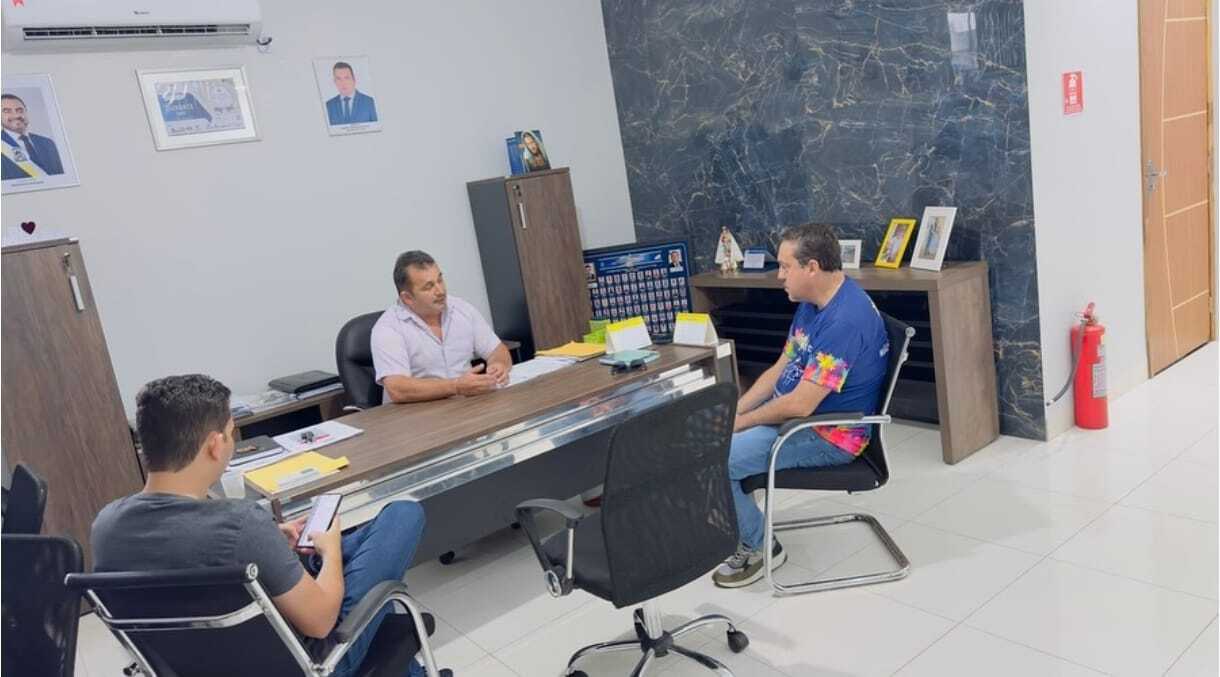 Prefeito de Abreulândia Manoel Moura se reúne com deputado estadual Danilo Alencar e secretário de Saúde Silvio Montelo para discutir desenvolvimento do município