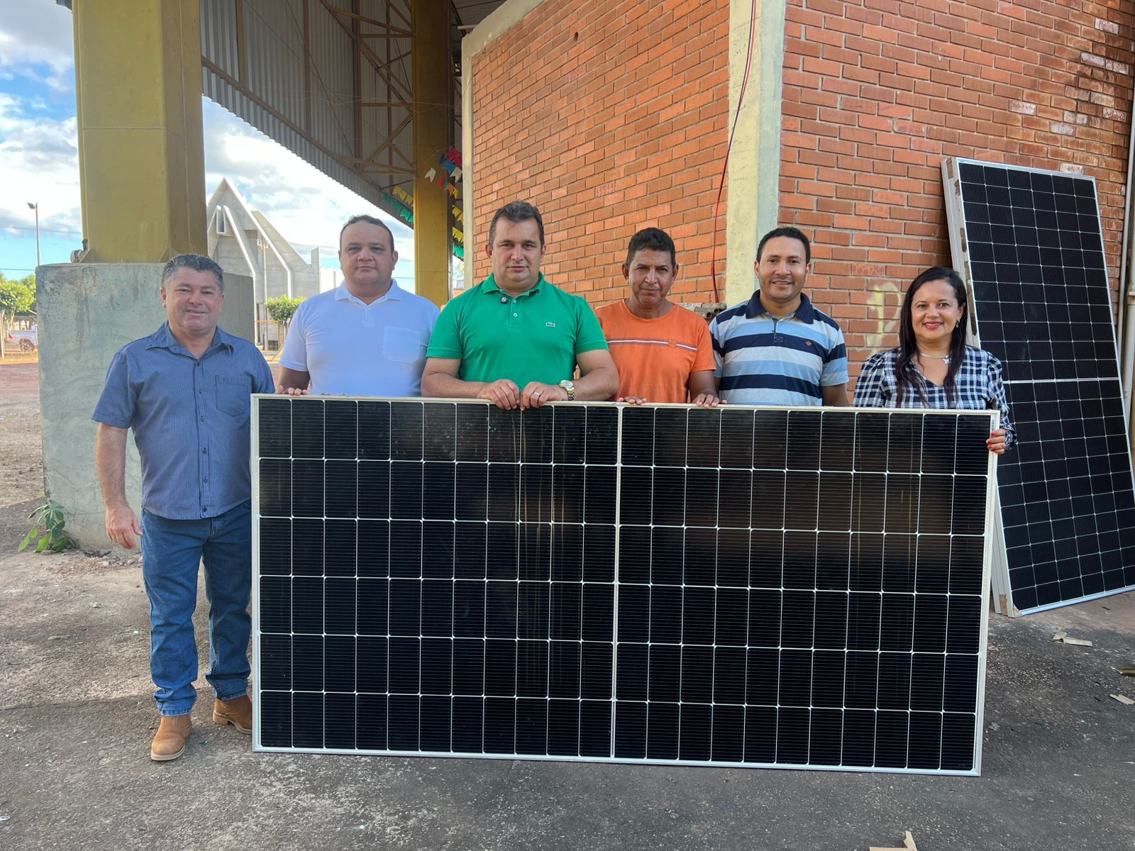 Prefeito Manoel Moura acompanha instalação de placas solares em Abreulândia