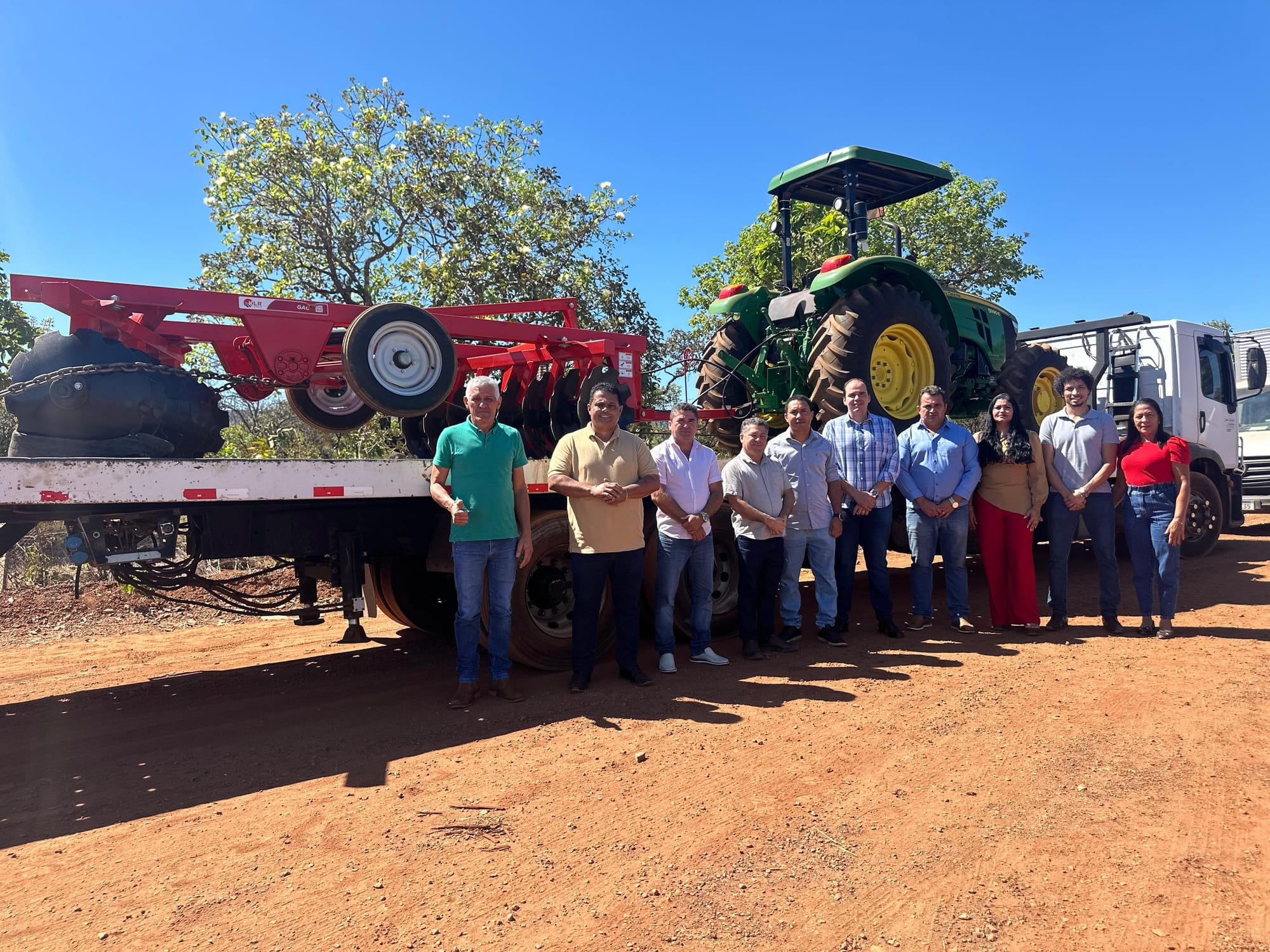 Moura apresenta novo trator viabilizado por Dorinha via Codevasf para Agricultura de Abreulândia