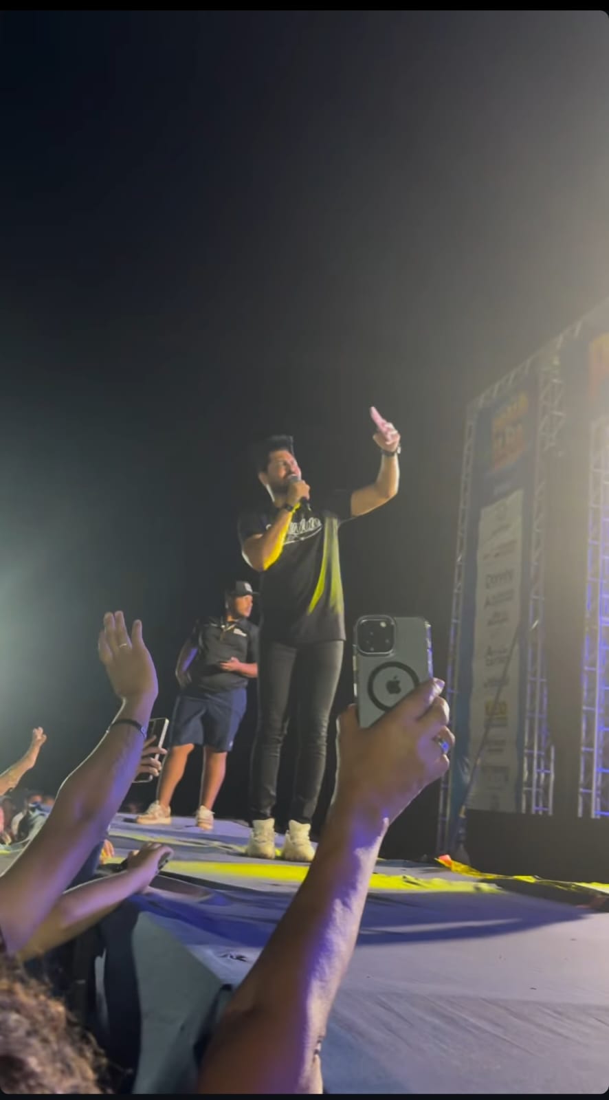 Thiago Jonathan emociona fãs com apresentação vibrante na Praia da Ilha em Caseara