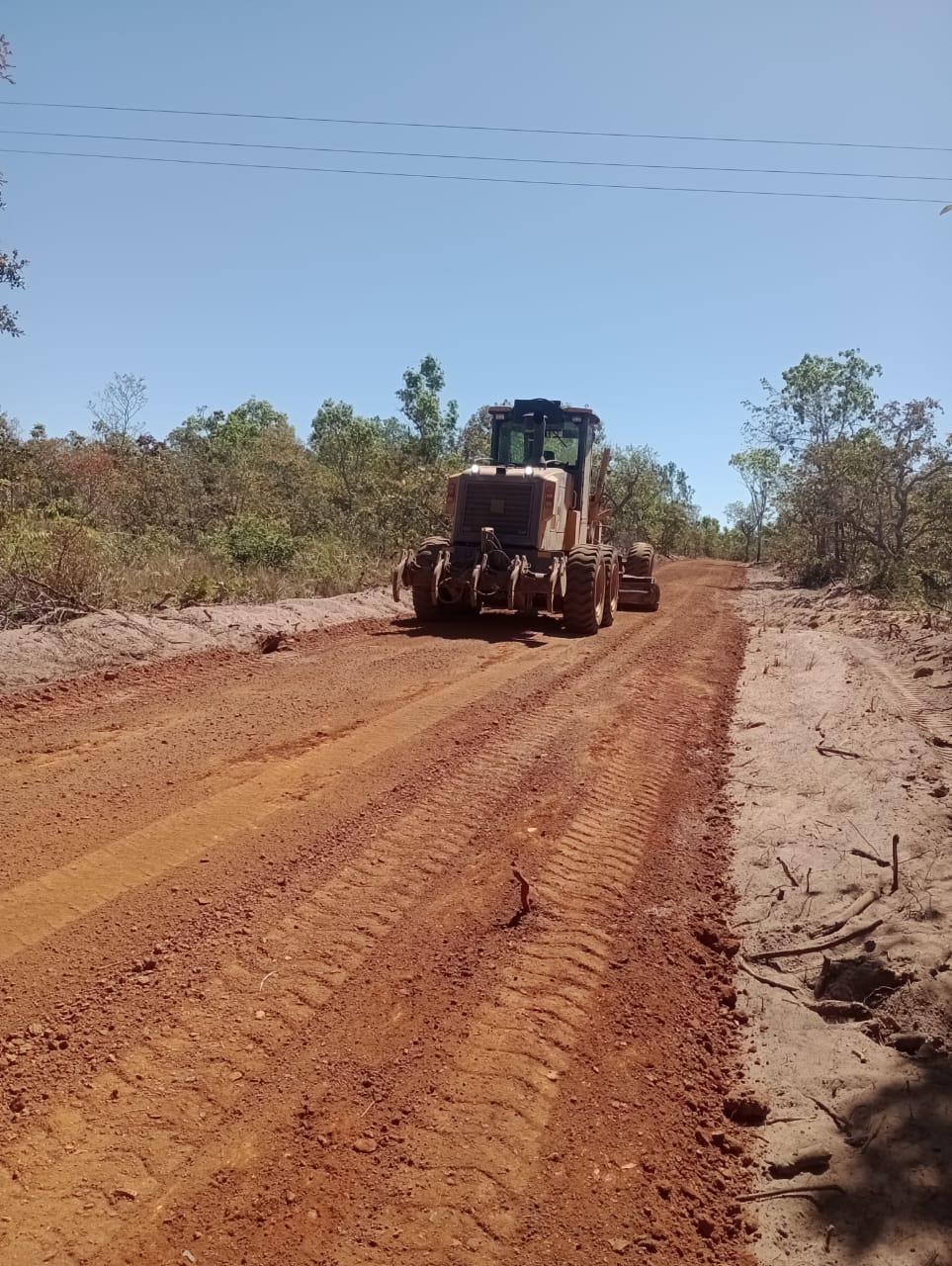 Estrada que dá acesso aos balneários do ribeirão Água Boa em Divinópolis, recebe operação de menutenção