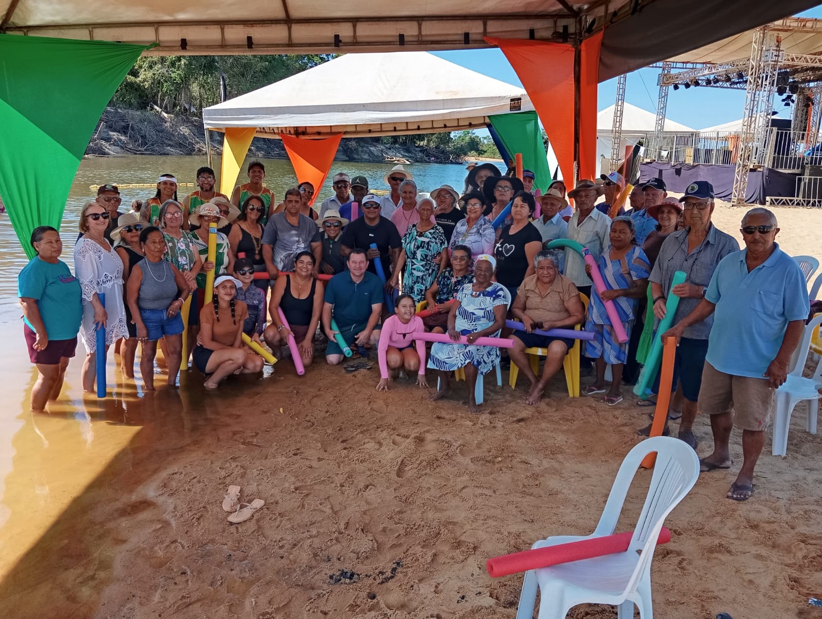 Idosos do Centro de Convivência participam de passeio  à Praia da Manchete em Marianópolis recreativo