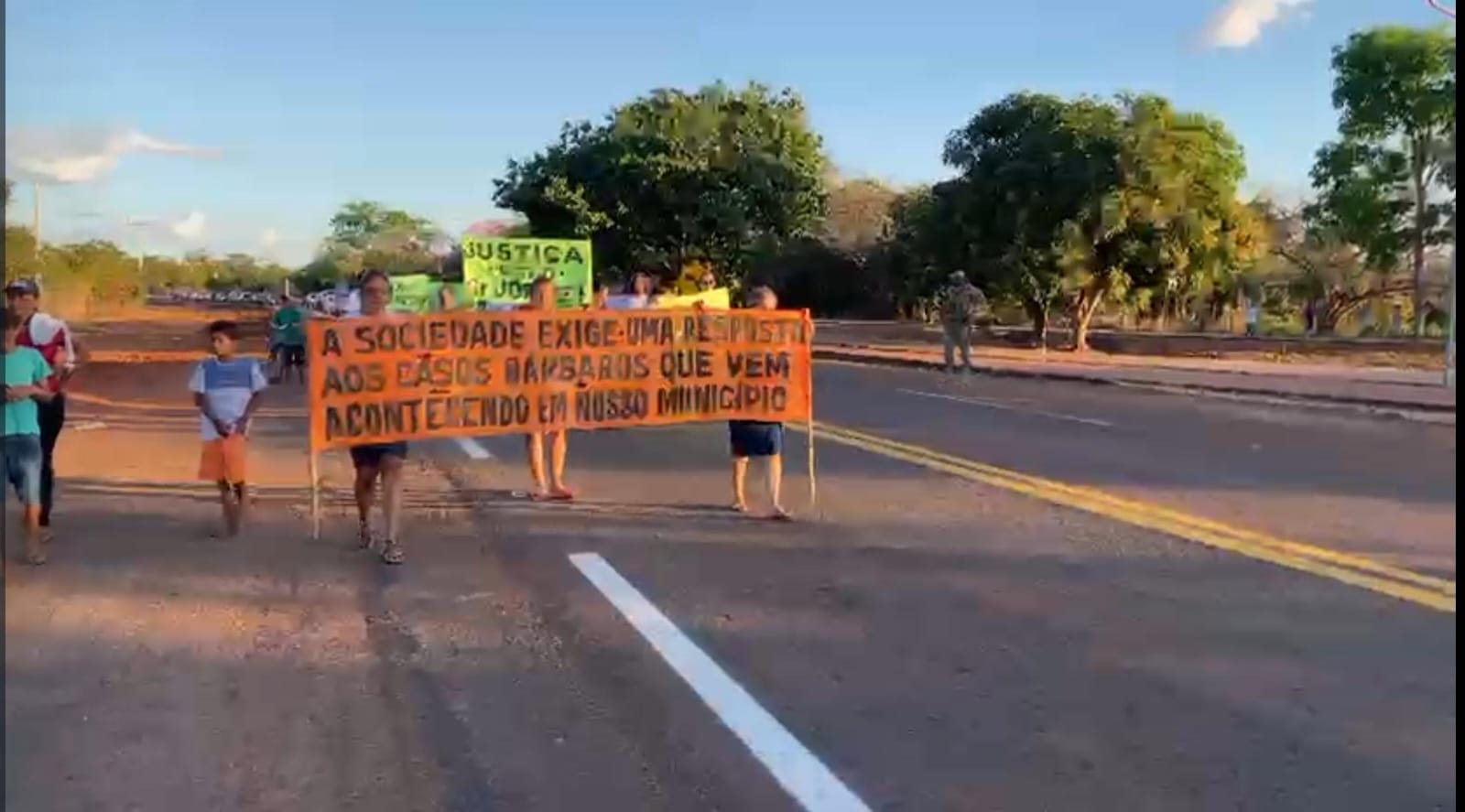 Moradores de Caseara vão às ruas cobrar elucidação do desparaceimento de Jorge Básilio que completou um ano; criminalidade tem assustado o município