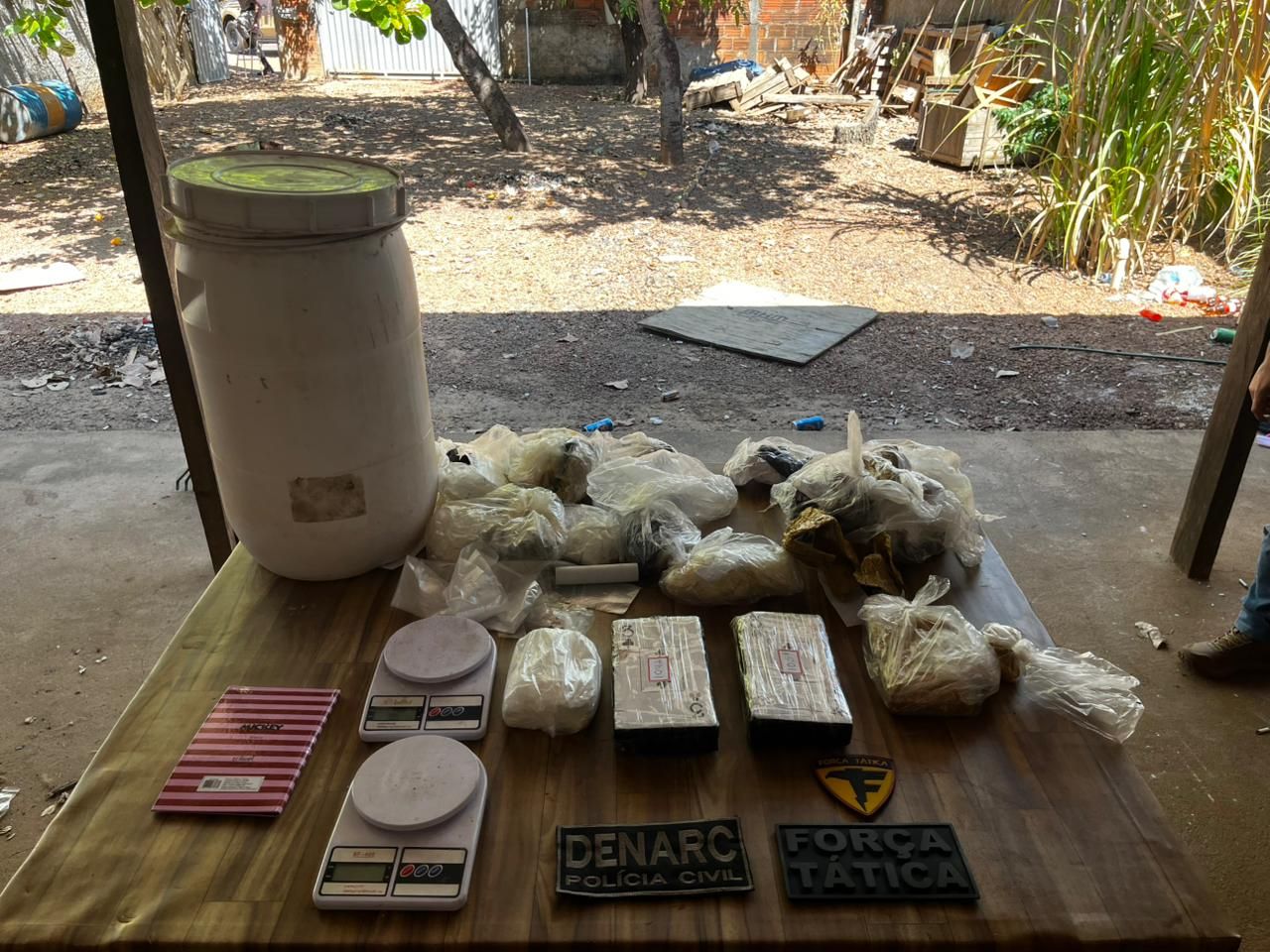 Polícia Civil encontra casa bunker com drogas e prende dois suspeitos de ligação com facção criminosa em Palmas