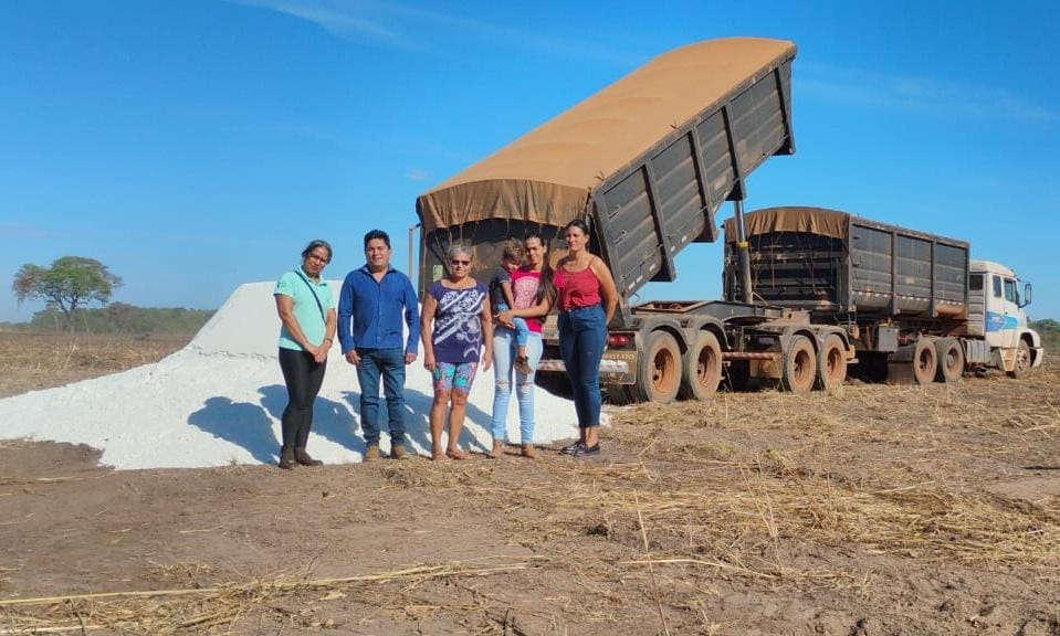 Agricultores familiares de Caseara recebem calcário gratuito, mais de 300 toneladas já foram entregues