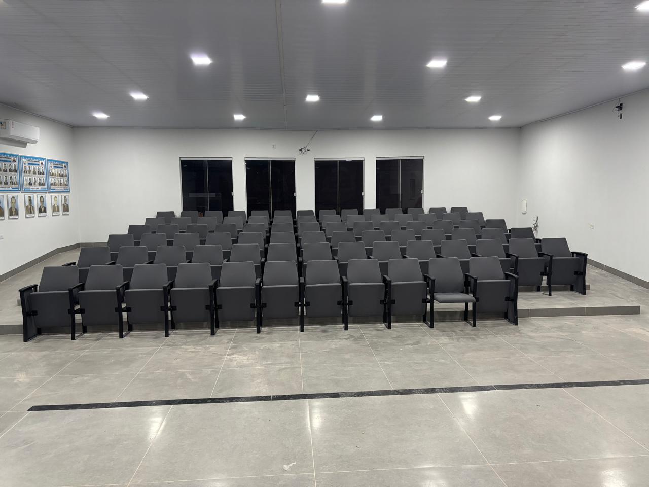 Câmara de Divinópolis do Tocantins conclui instalação de estofados no Plenário Leandro Adorno