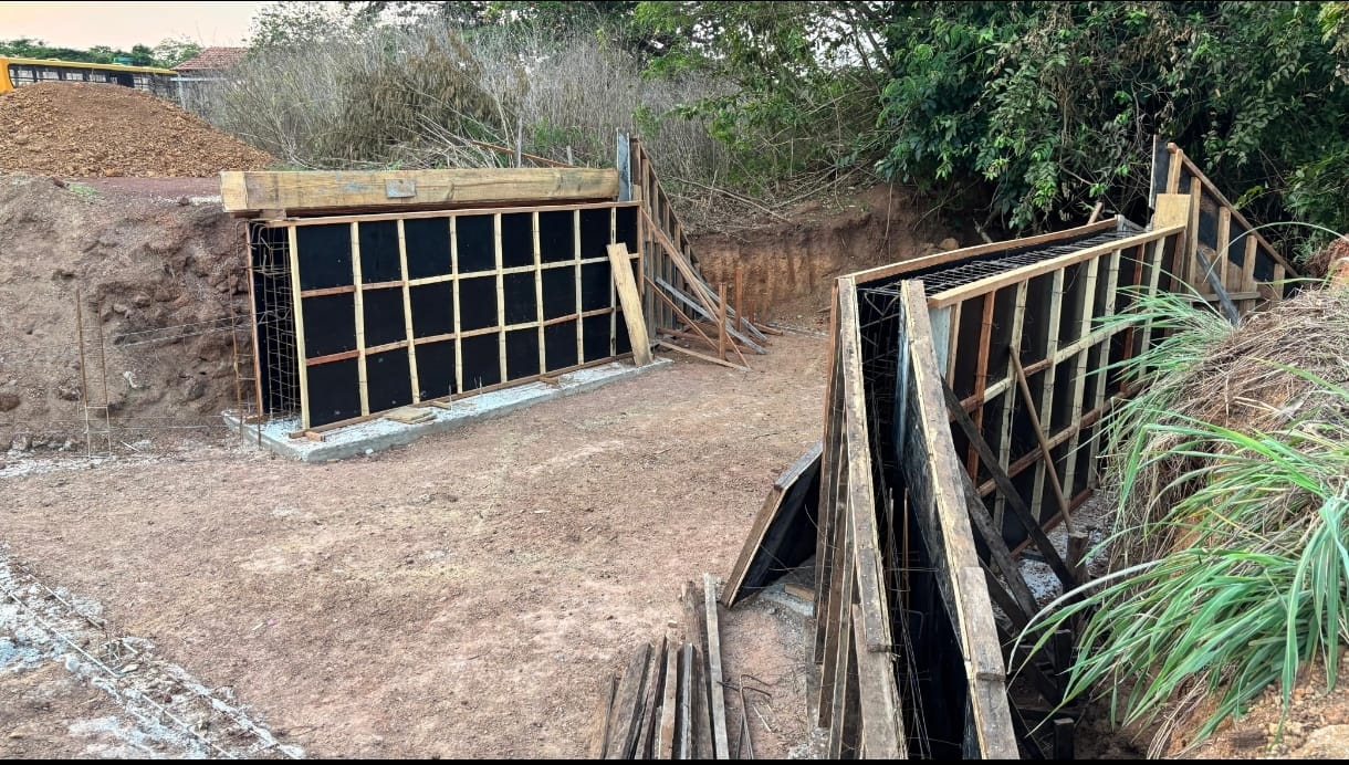 Prefeito Marcos do Chico acompanha obras de construção de ponte no P.A. Primeiro de Maio, em Caseara