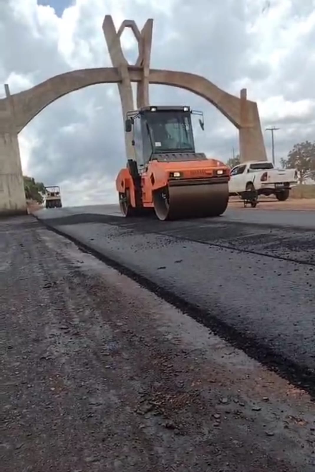 Segue a pavimentação asfáltica no trecho de duplicação da TO-080 sob o Portal das Esmeraldas em Monte Santo do Tocantins