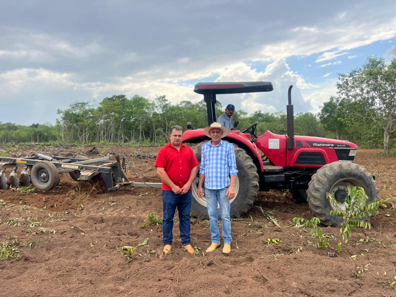 Prefeito e Secretaria de Agricultura acompanham operações de gradeamento que beneficiam pequenos agricultores de Abreulândia