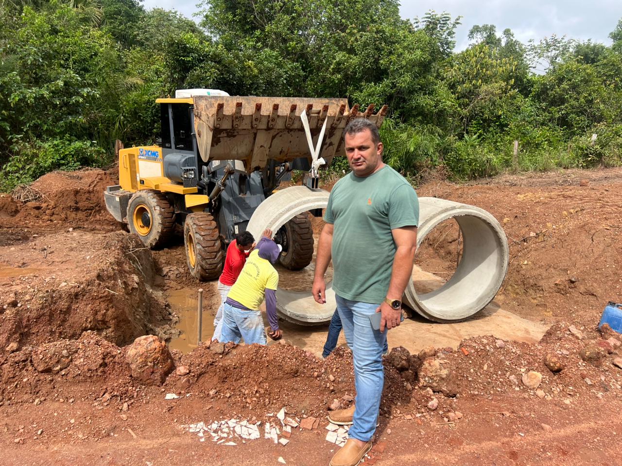 Prefeito Manoel Moura acompanha obras de construção de bueiro no Córrego Milanguinha em Abreulândia
