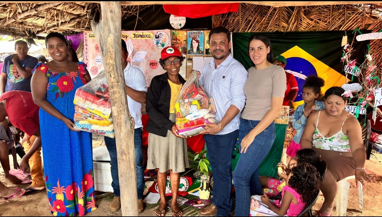 Prefeito Marcos do Chico e primeira-dama Hemily Cristian visitam acampamento Beatriz Bandeira e entregam cestas básicas em Caseara