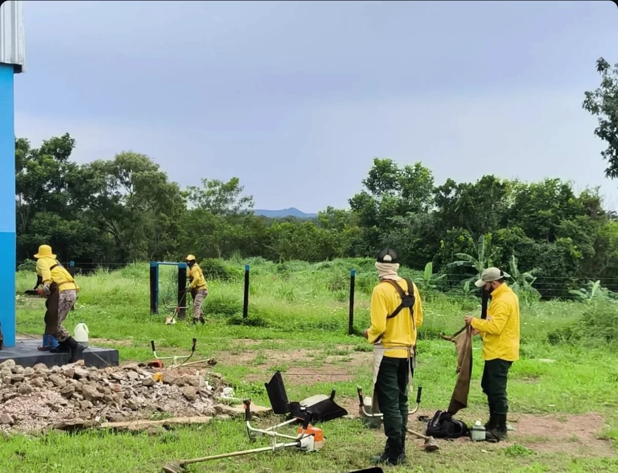 Prefeitura de Dois Irmãos realiza operação de roçagem em áreas públicas e verdes do município