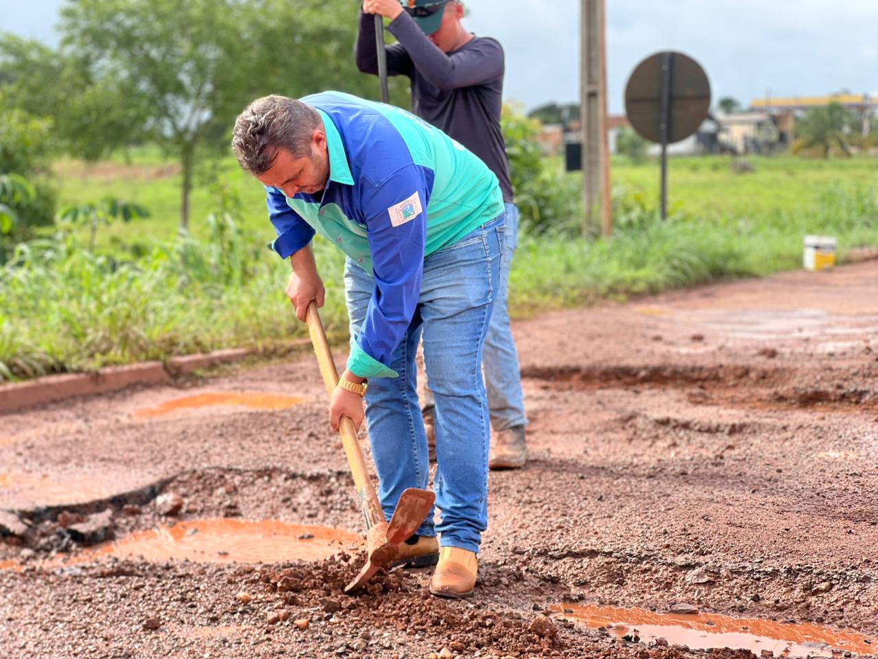 Prefeito Manoel Moura participa ativamente da Operação Tapa-Buraco em Abreulândia