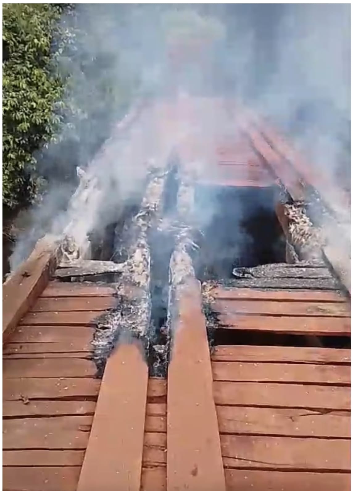 Ponte é incendiada na zona rural de Divinópolis e deixa região isolada