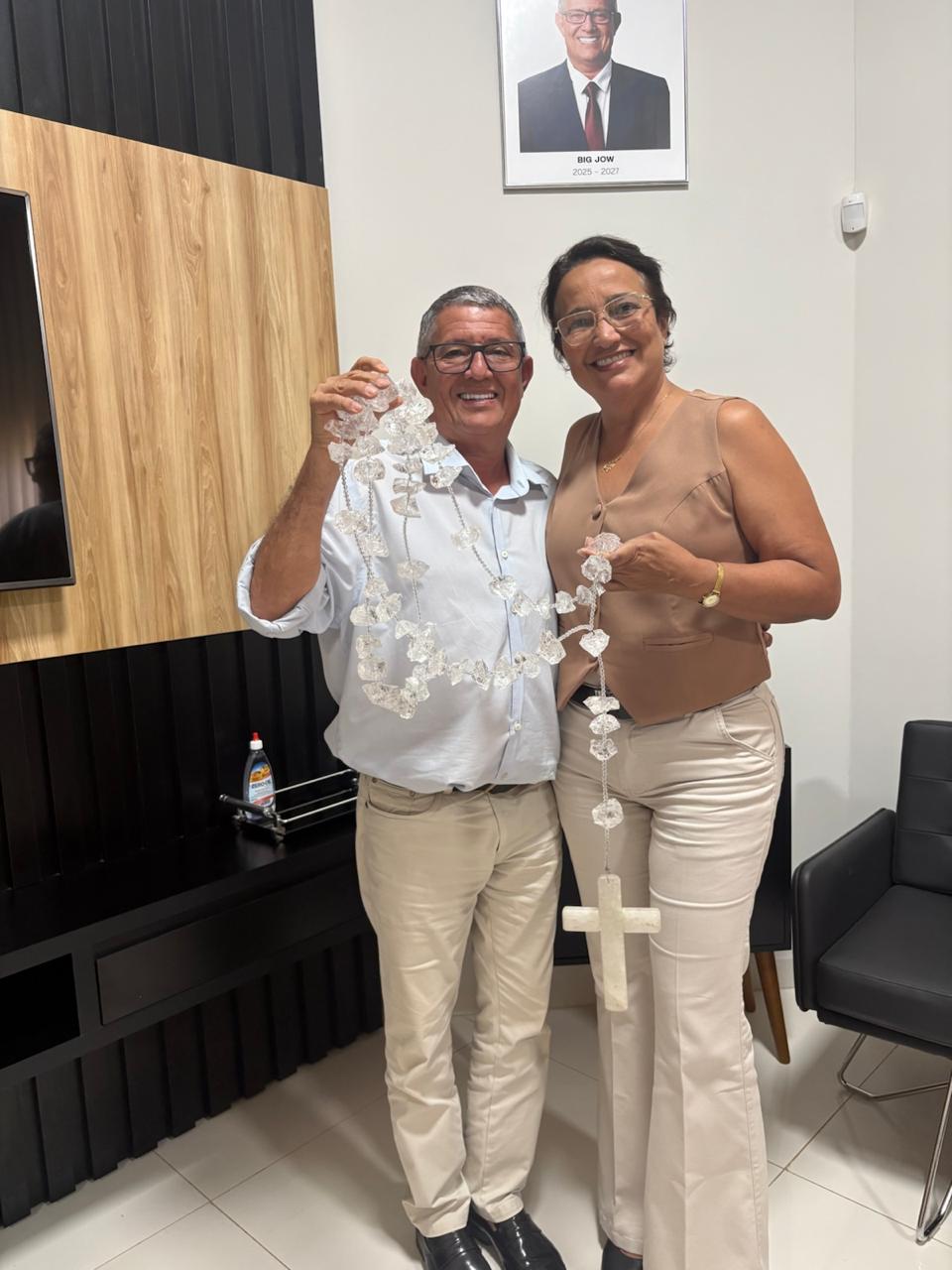 Prefeito de Cristalândia presenteia prefeita de Monte Santo com terço de cristal carregado de simbolismo e amizade