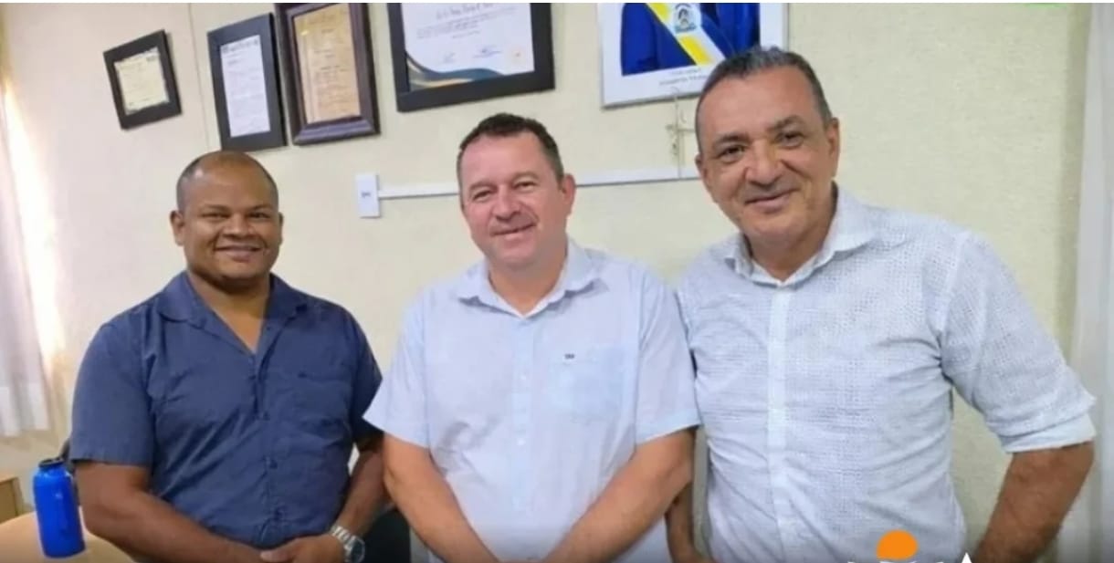 Prefeito Saulo Barbosa realiza visita institucional ao diretor regional de Ensino e reforça parceria pela educação em Marianópolis