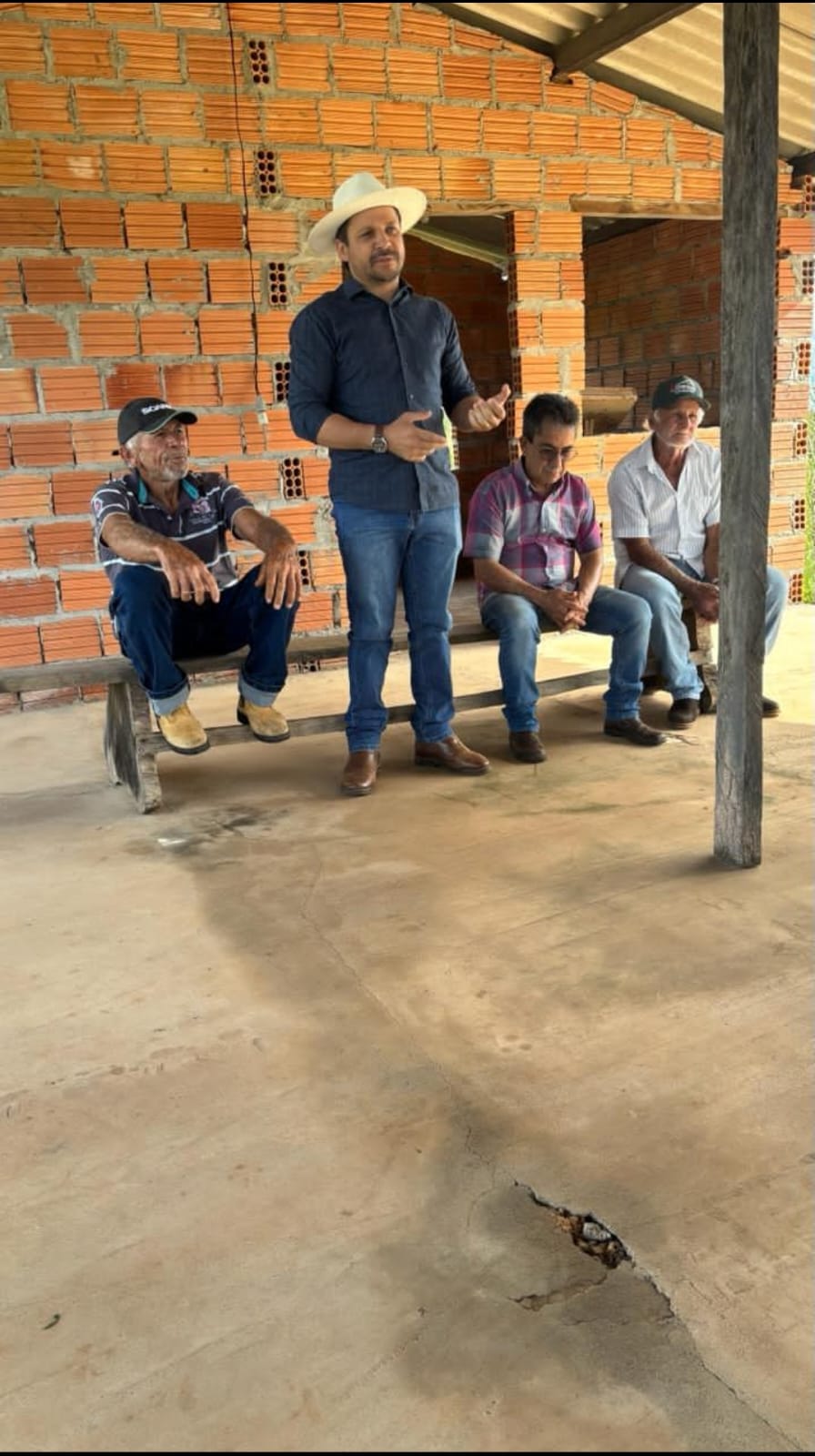 Prefeito Marcos do Chico e vereador Suair Mariano visitam assentamento Bico da Manchete para ouvir demandas dos camponeses