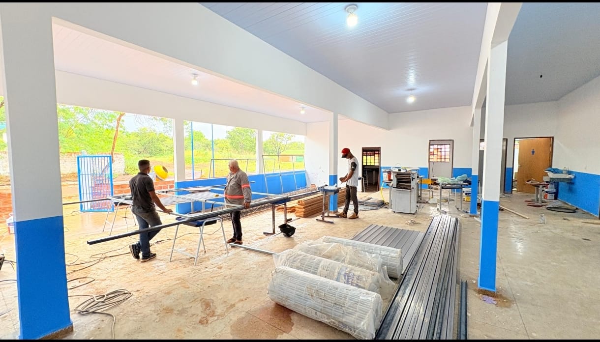 Prefeito Marcos do Chico visita obras da nova sede da Educação em Caseara