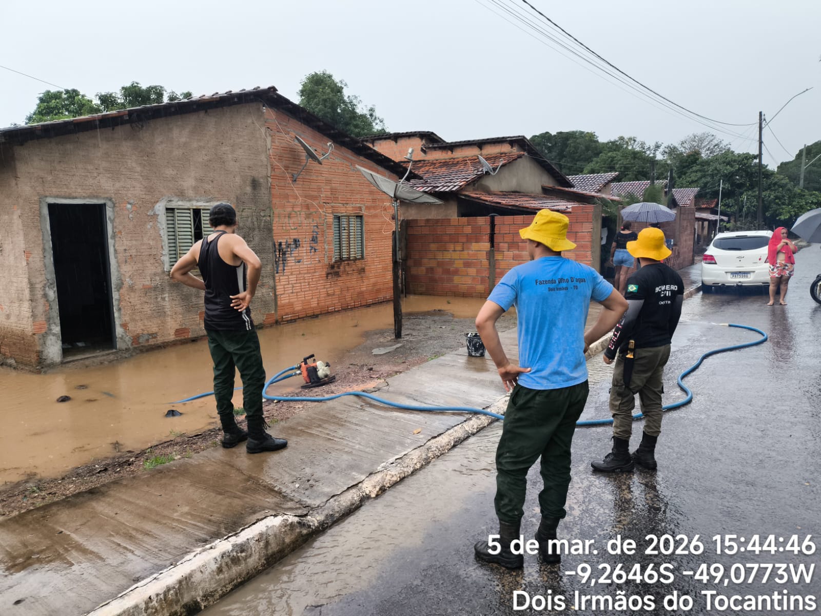Defesa Civil atua para retirar água de residências após chuva intensa em Dois Irmãos do Tocantins