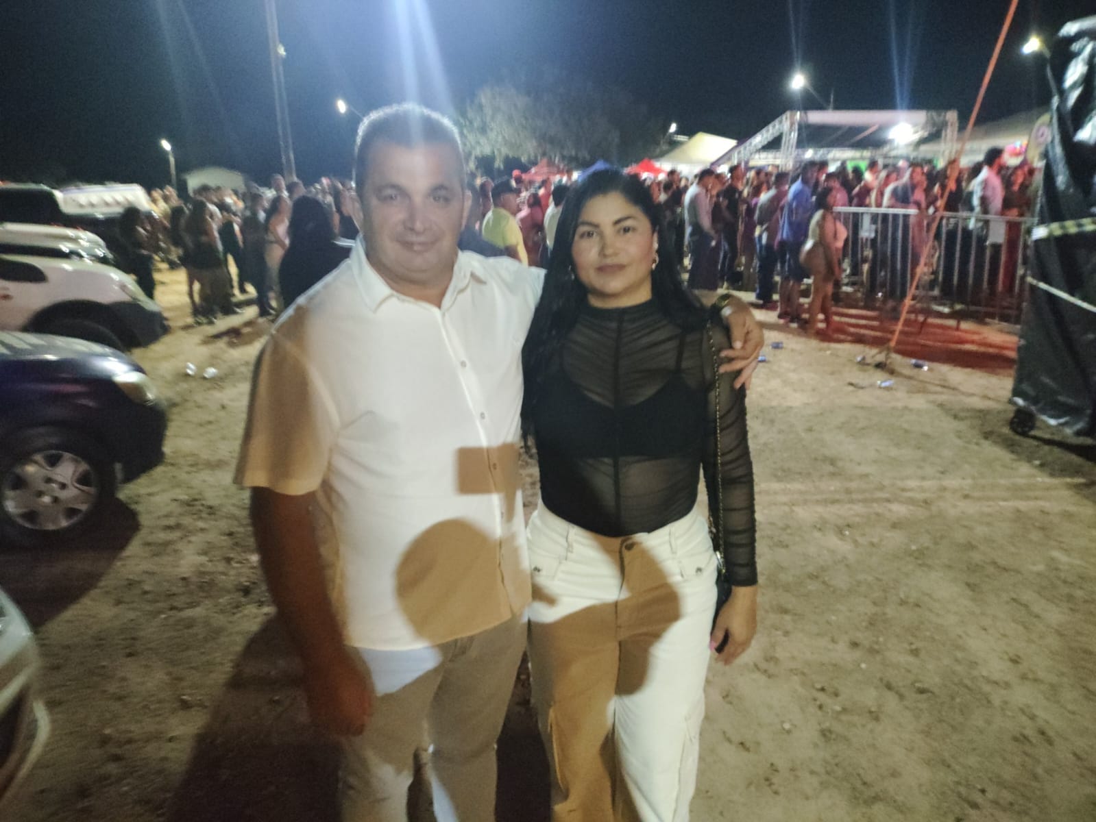 Prefeito de Abreulândia Manoel Moura e Keliane Batista prestigia apresentação de Luiza Martins em Divinópolis