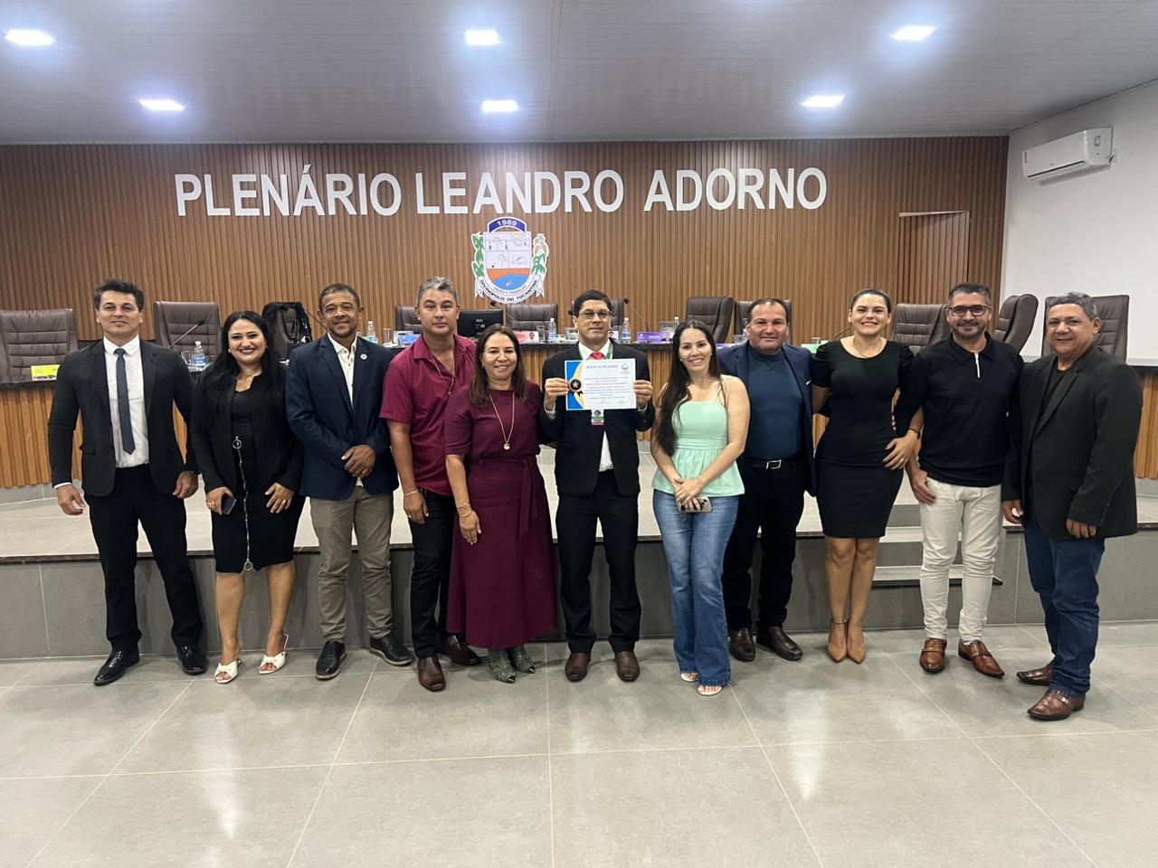 Após 15 anos Câmara de Divinópolis homenageia Edsom Gilmar com Moção de Aplausos no Dia do Jornalista